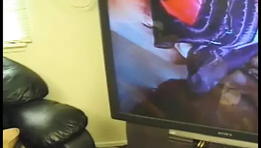 Siyah adam kırmızı iç çamaşırlı ateşli siyah kız arkadaşının arkasına park ederken kendini filme alıyor