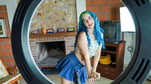 Şanslı damızlık muhteşem mavi saçlı bebek keser