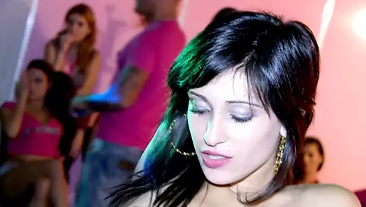 Gabrielle Neva herkesin izlemesine aldırmıyor