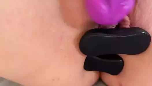 Leydim her iki delikte oyuncaklarla geliyor