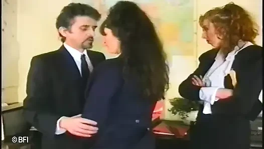 Patron sekreterini ve yeni kadın çalışanını cezalandırıyor