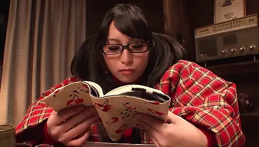 Mastürbasyon yapan kız parmaklanıyor, sonra dildo ve sert yarakla sikiliyor