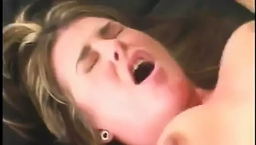 Adam altmış dokuzlu ve oturma odasında güzel memeli esmeri sikiyor