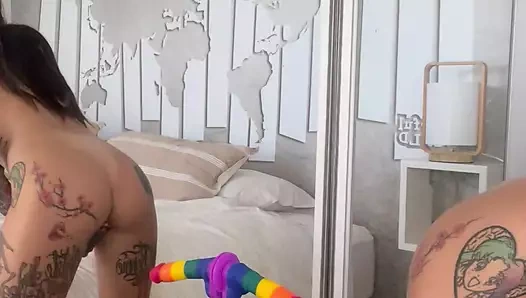 Gökkuşağı yapay penis binmek tarafından bir seksi büyük baştankara esmer