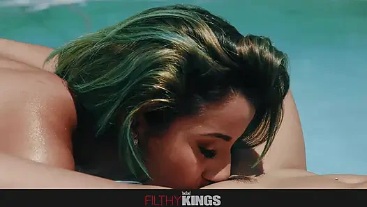 Pis tabu - havuz kenarında yağlanmış üvey kız kardeşler xxlayna ve roxie lezbiyen 69