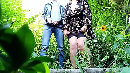 Ormanda ortak mastürbasyon ve ateşli orta yaşlı seksi kadının kalçalarına boşalma