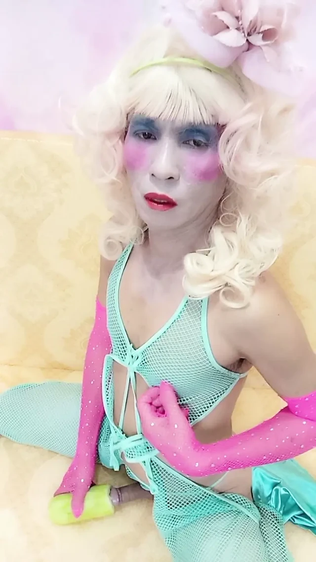 Oanh Le transgender seksi kıyafetler giyerek yapay bir kutu ile oynayan porno