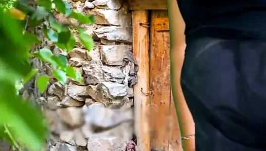 Sokakta sikişirken yakalandı. Açık havada seks Hintli köylü kız erkek arkadaşıyla sert sikişiyor xxx video