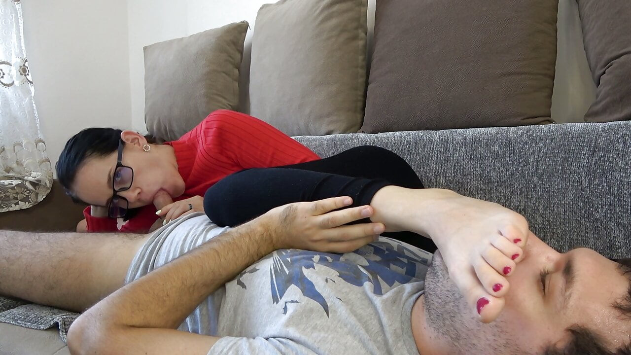 Sıcak üvey anna verir oral seks ve footjob için üvey oğul