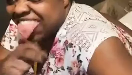 Zenci iri güzel kadın sinemaya işiyor