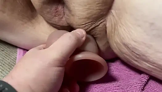 Titreşen dildoyu delerek derin ve sert sikildi. Birkaç kez boşal, sonunda fışkıran bir orgazm