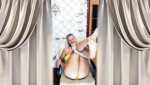 İri göğüslü olgun üvey anne Lukerya sabahları mutfakta soyunuyor ve mastürbasyon yapıyor.