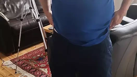 Yaşlı adam Chris soyunuyor ve mastürbasyon yapıyor