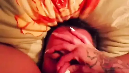 Bakış açısı: sapık çift - evli kadın kocasının yüzüne otururken amını yalıyor ve burnunu tutuyor