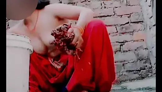 Ateşli seksi lavanya seksi vücudunu ovarak banyo yapıyor, çok güzel ateşli seksi bir kız, vücudundan tüm kıyafetleri çıkarıyor ve banyo yapıyor.