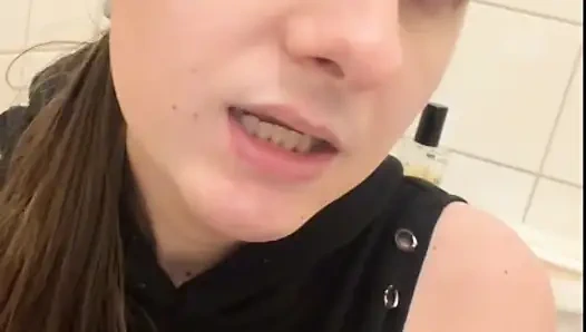 Kafese bağlı kadın kılıklı sürtük umumi tuvalette büyük dildoya biniyor jessie kadın kılıklı maceraları