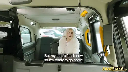 Sarışın mavi gözlü garson bütün gün sikişebilir - sahte taksi