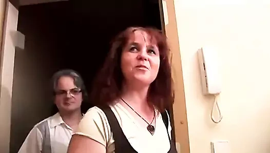 Şanslı yaşlı bir adam seksi karısını sikiyor