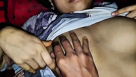 18 Bengalli ateşli kız, küçük amcık ve sütlü ateşli memeler