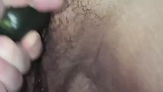 Güzel bebek kız ve kaygan bir sebze