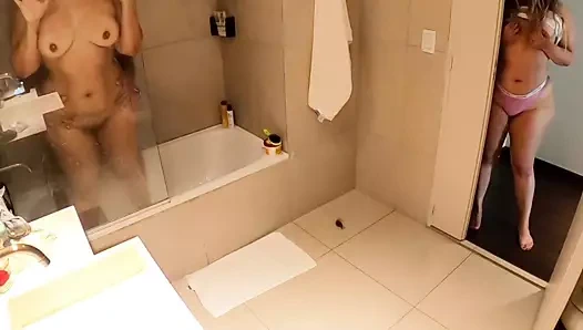 En iyi arkadaşım ve onun erkek arkadaşı duşta