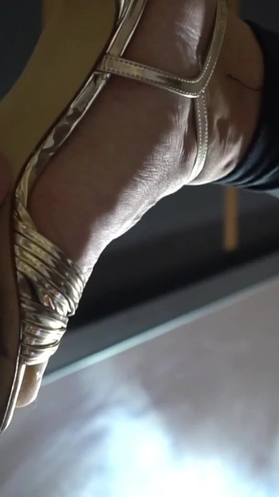 Önde topuklu ayakkabılar | Klip 1