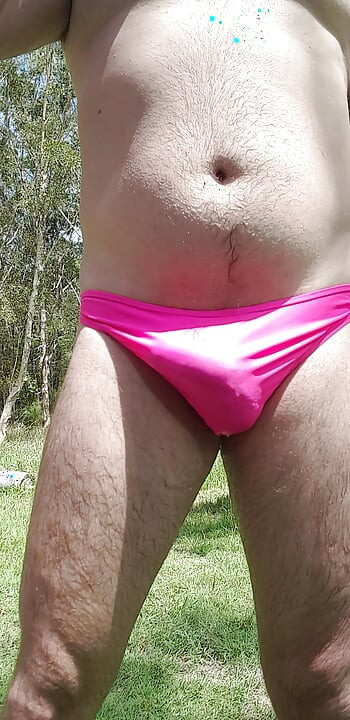 Islak pembe bikini altlarıyla oynayan hayran kulübü için