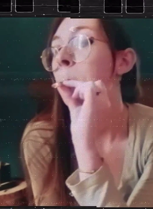 Doğal görünümlü, sessiz ve sigara içen ateşli bir domme için hazır mısın?