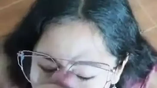 Gözlüklü esmer mükemmel bir göz teması kuruyor.