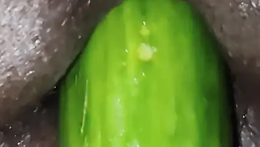 Eşim, içine salatalık koyduğu için patladı.