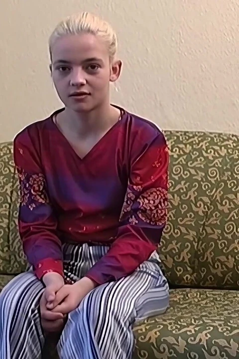 Esmer ve sarışın sürtük spor salonunda sert sikiliyor ve dölle kaplanıyor