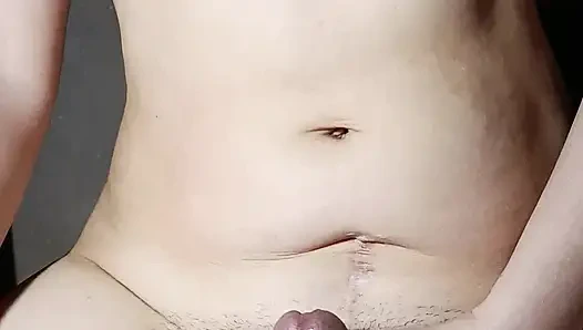 Yarağı ovup sikiştikten sonra sıkı amcığın içine boşalıyor