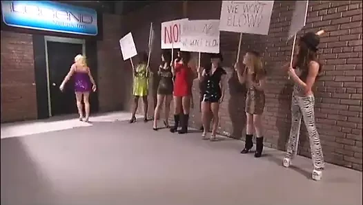 Ateşli kız bacaklarını sandalyeye açıyor ve adam onu büyük yarağıyla sikiyor