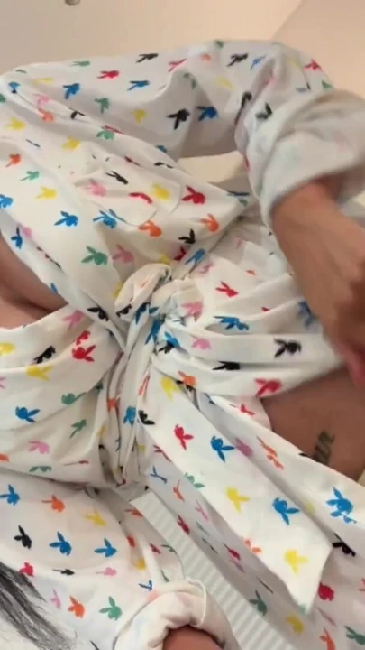 Üvey annenin sıkı bikini bölgesini epilete yapmasına yardım etmek üvey oğlunu gırtlağına kadar patlatıyor | Klip 1