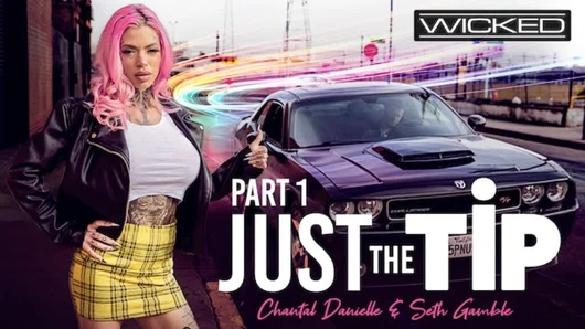 Muhteşem büyük memeli pembe saçlı bebek domalarak sikiliyor