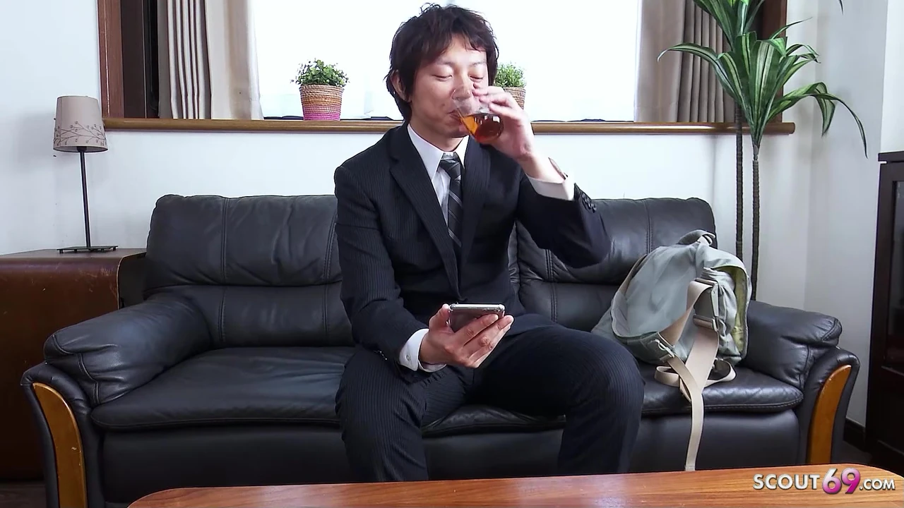 सौतेली मम्मी की नई दोस्त जापानी कमसिन को चोदने और चूत में वीर्य देने के लिए बहकाती है