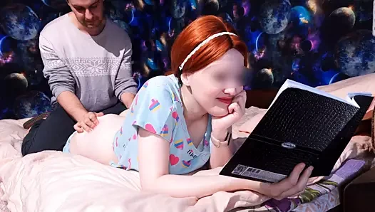 Üvey kızını sınavlara çalışırken sikiyor