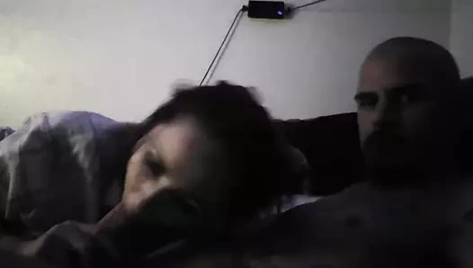 Sıcak bir esmer tarafından verilen en iyi oral seks