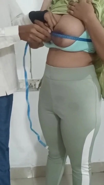 Знаковый момент из "Салу пошла получать платье с учетом возле ее трейлера, и она получила"