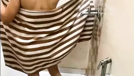 Hintli büyük memeli evli kadın kızgın