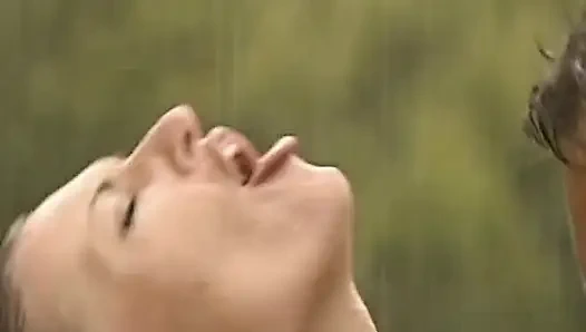 Alman sürtük yağmurda sikildikten sonra yüzüne büyük bir boşalma