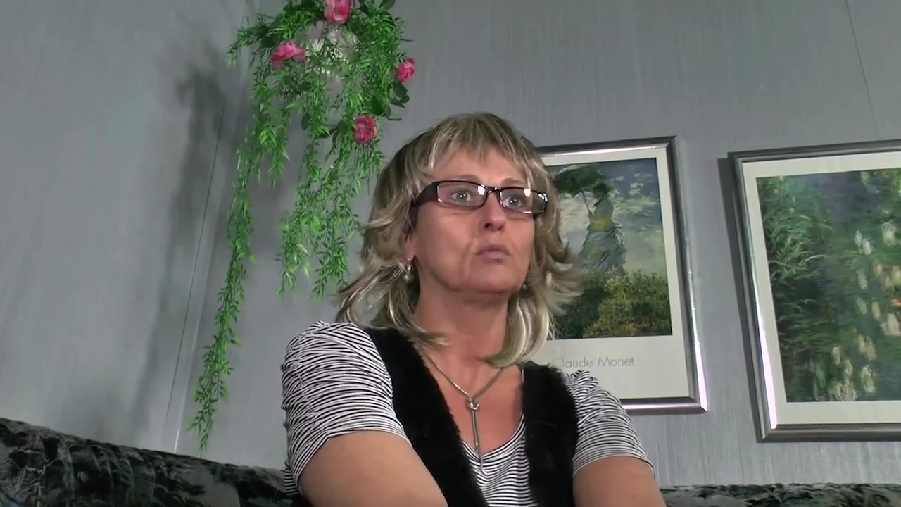 Blond cougar in search of love