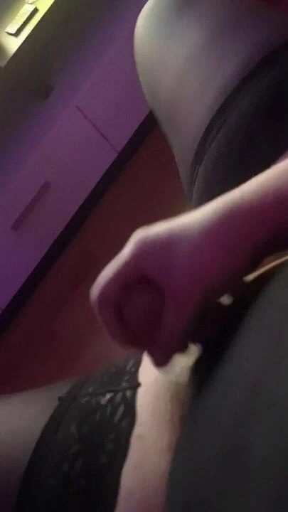 kıçından oyuncak ile hızlı Transeksüel cum. kendini siktir et almanca