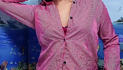 Hintli ateşli desi kız öğrenci üniformasını değiştiriyor ve mastürbasyon yapıyor. Hintli desi selfie videosu.