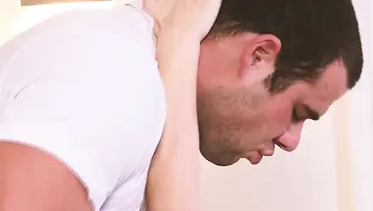 Ateşli sarışınlar sahnesi 1: ince büyük memeli sarışın anal üçlü sekste aynı anda iki tadını çıkarıyor