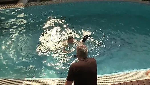 Sarışınlarla Vahşi Havuz Partisi Grup Seks Partisi Büyük Yarak Emiyor