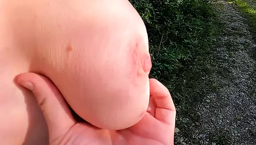 Akşam güneşinde sallanan göğüsler