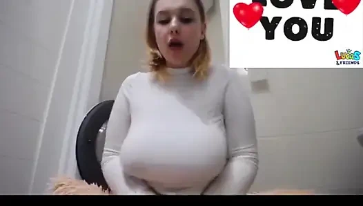 Genç kız büyük doğal göğüslerini zıplatıyor