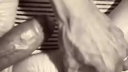 Ayaklar, yarak ve göt. Okşayan el tokatlıyor