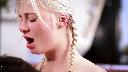 Büyük memeli sarışın Anas Delikaltess ile lezbiyen ikili gael braga ile üçlü sekse dönüşüyor